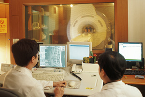 ڻѹ溴 ǥȭ 丮  ̹ / 2005 MRI, X-Ray  ܰ˻簡 ϵ ǻ·ǻ  ý  ߴ.